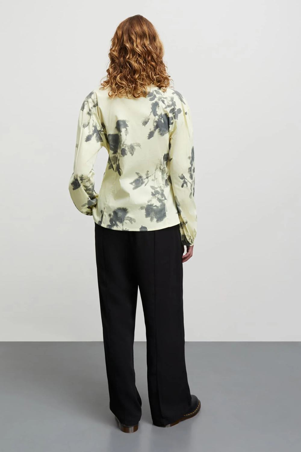 Poplinea Clara Shirt AOP - Ink Flower AOP/ Tender Yellow - Mads Nørgaard-2