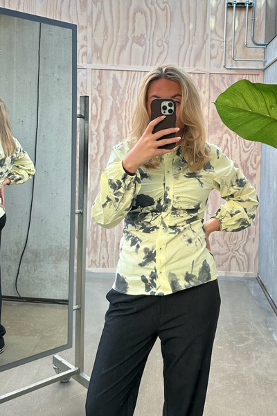 Poplinea Clara Shirt AOP - Ink Flower AOP/ Tender Yellow - Mads Nørgaard-5