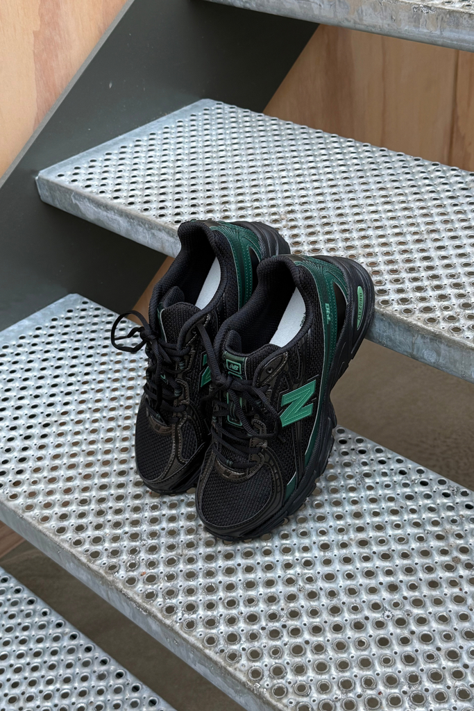 U7407T3 - Black/Nordic Green - New Balance