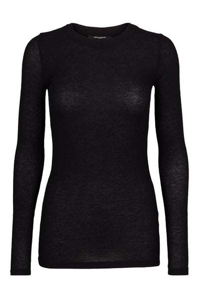 Angela bluse i sort fra Bruuns Bazaar er en lækker langærmet t-shirt med tætsiddende pasform. Den langærmet t-shirt har mange stylings muligheder. Style den med et par fede jeans og sneakers til hverdagsbrug eller en flot farverig nederdel og et par støvler eller stiletter til fest