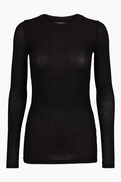 Angela bluse i sort fra Bruuns Bazaar er en lækker langærmet t-shirt med tætsiddende pasform. Den langærmet t-shirt har mange stylings muligheder. Style den med et par fede jeans og sneakers til hverdagsbrug eller en flot farverig nederdel og et par støvler eller stiletter til fest. 