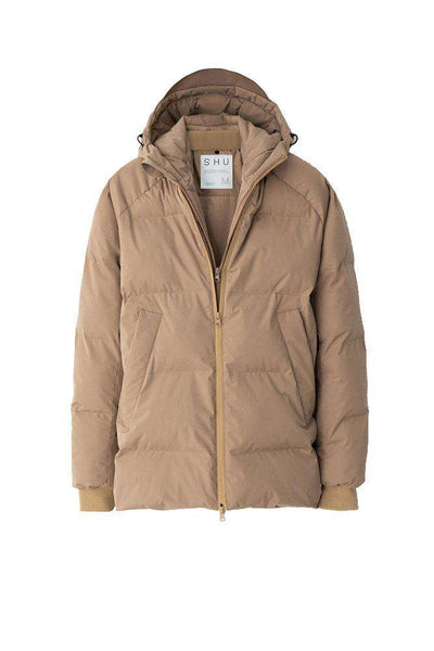 Bomber Jacket i beigefra SHU er en dejlig og varm bomber jakke. SHU anvender Sorona DuPont fiber, som er naturlige ingredienser og reduceringer kulstofsaftrykket i  produktionsprocessen.