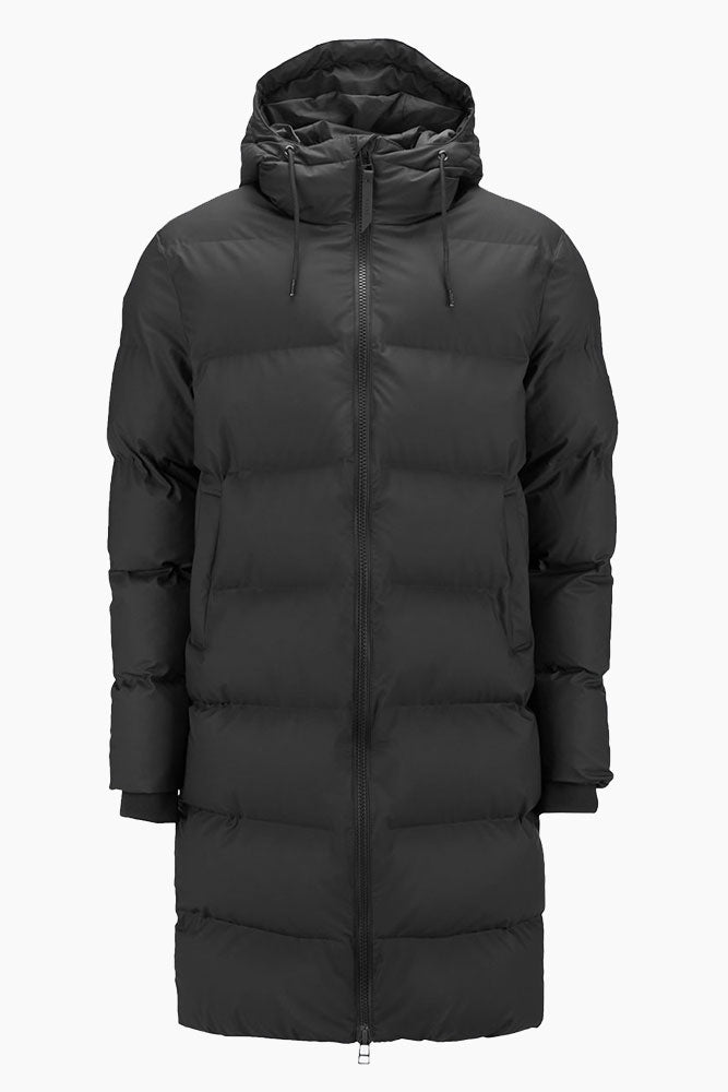 Long Puffer Jacket i sort er en dejlig varm lang vinterjakke fra Rains. Jakken er i et åndbart og vandtæt materiale. Jakken har et mat udtryk og er bare super cool til at tage over ethvert outfit! Så søger du en jakke der er både praktisk og cool, så er denne puffer jacket fra rains et god bud! 