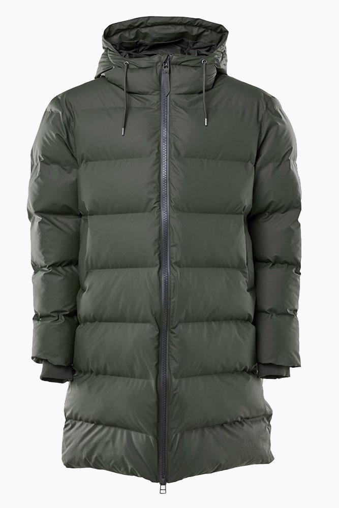 Long Puffer Jacket i grøn er en dejlig varm lang vinterjakke fra Rains. Jakken er i et åndbart og vandtæt materiale. Jakken har et mat udtryk og er bare super cool til at tage over ethvert outfit! Så søger du en jakke der er både praktisk og cool, så er denne puffer jacket fra rains et god bud! 